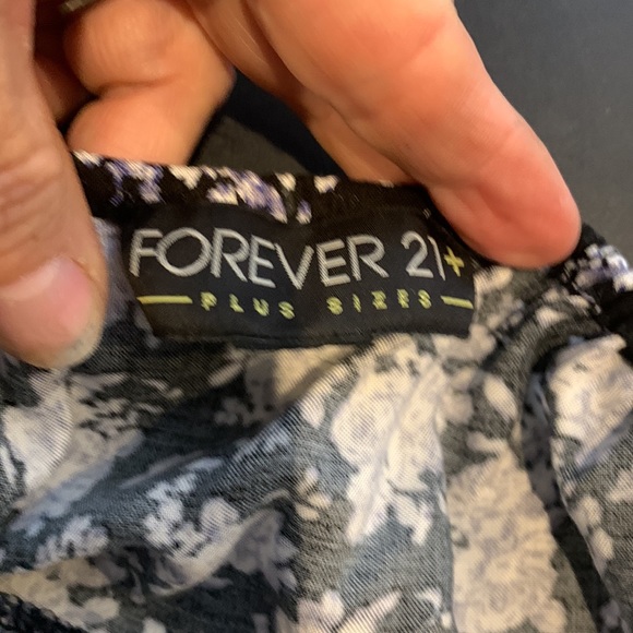 Forever 21 plus size sleeveless midi dress. Has a zipper on the side. Flowered - Picture 6 of 7